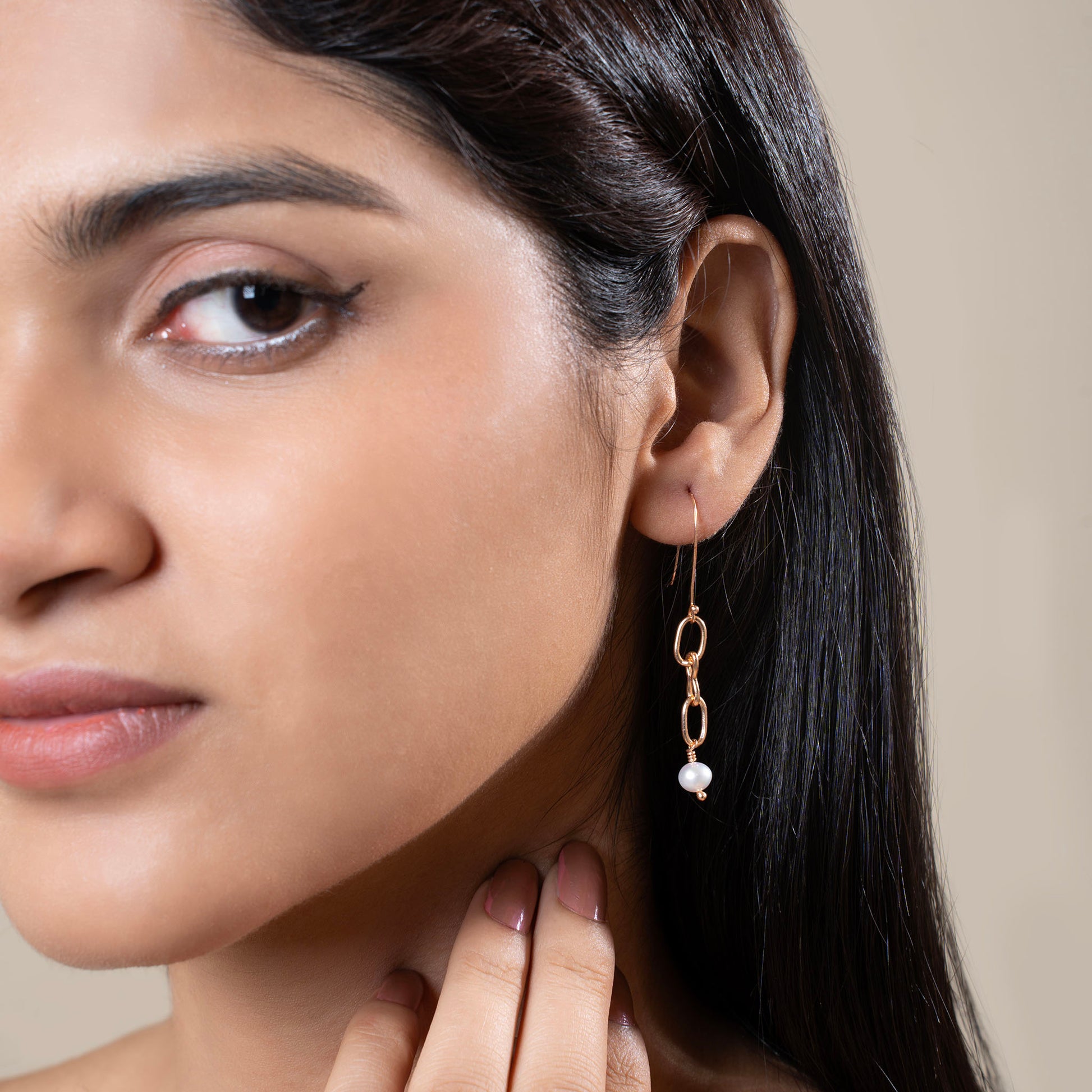 OVAL LINK PEARL DROP EARRING FRONT VIEW ON MODEL