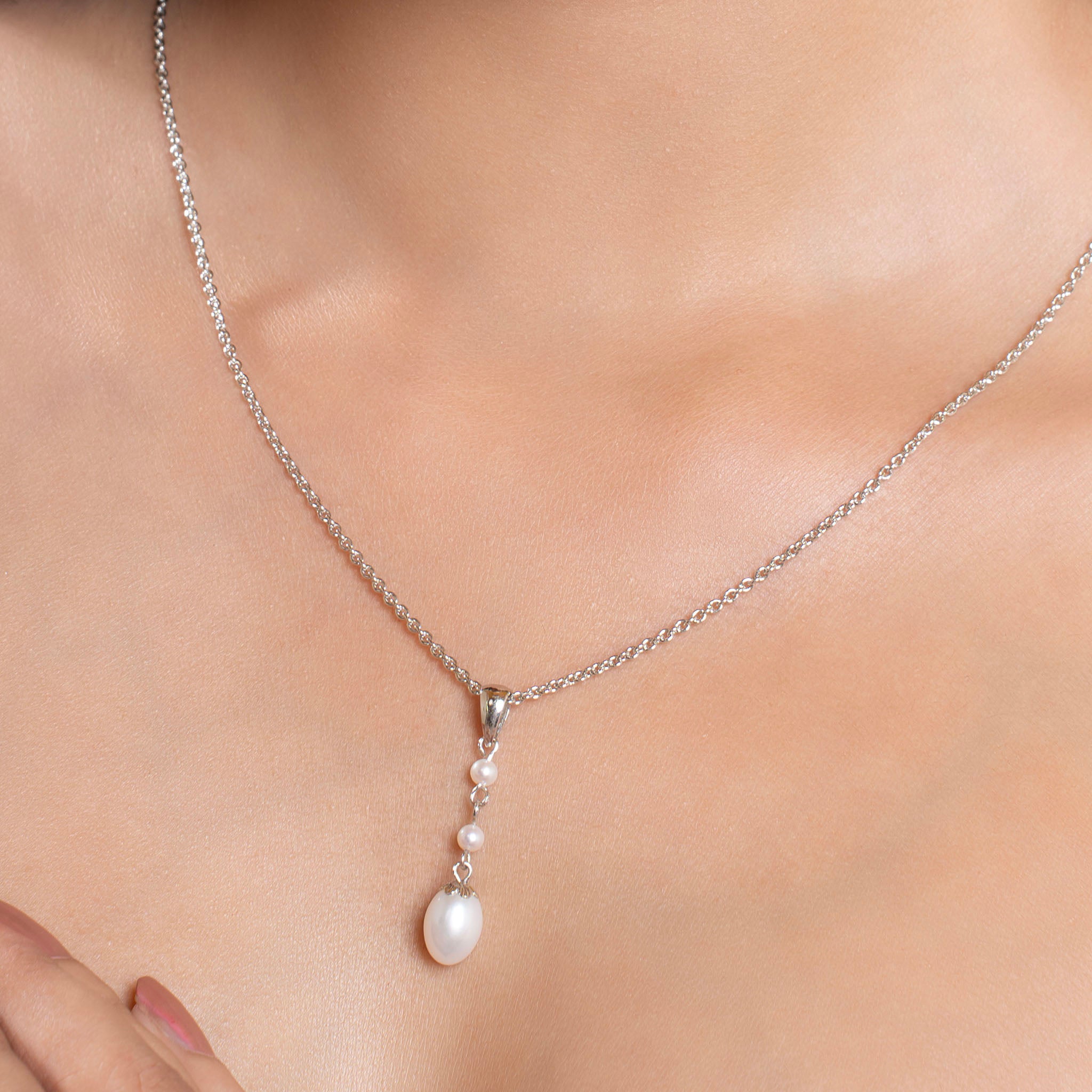 Pendulum Teardrop Pearl Necklace