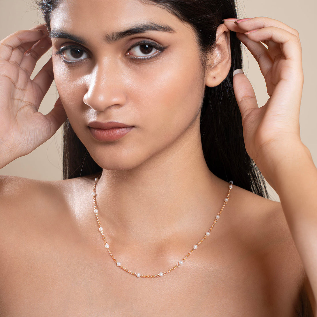 Tiny pearl collar necklace in 925 silver on model