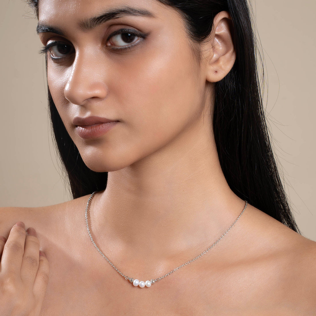 Minimalist three pearl necklace in 925 silver on model
