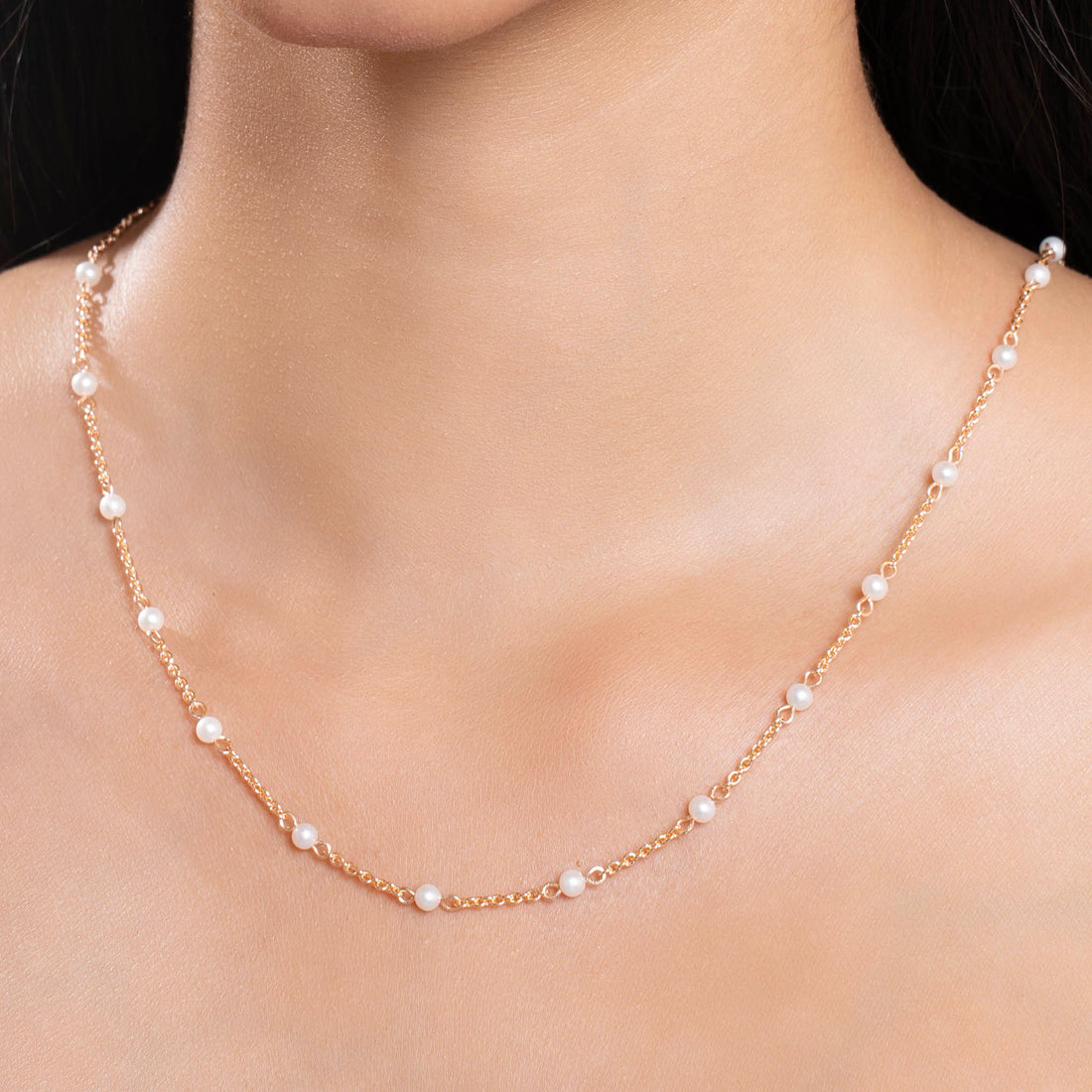 Tiny pearl collar necklace in 925 silver on model