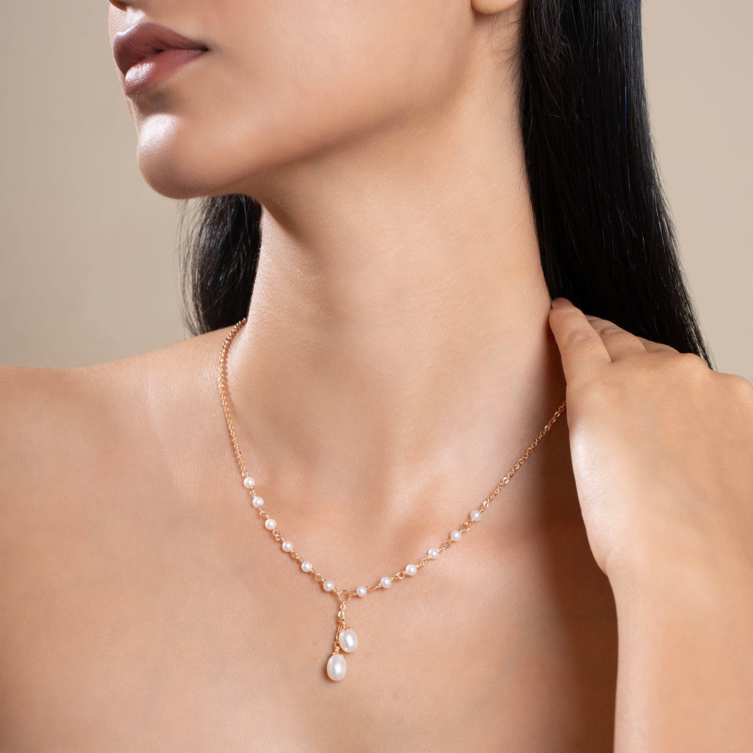 Women whispering twin pearl necklace silver close view with tiny pearl detailing